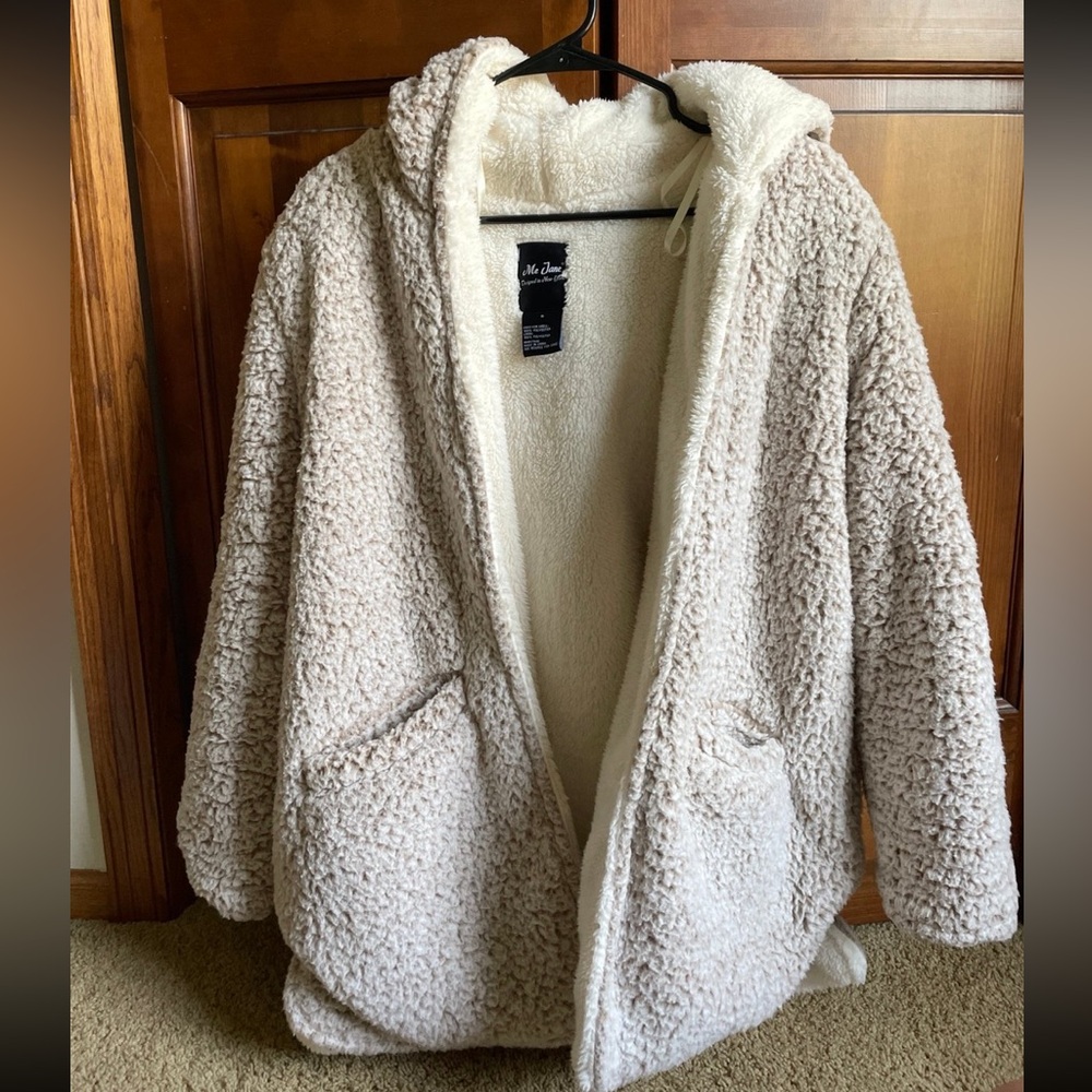 Super soft women’s jacket/sweater.